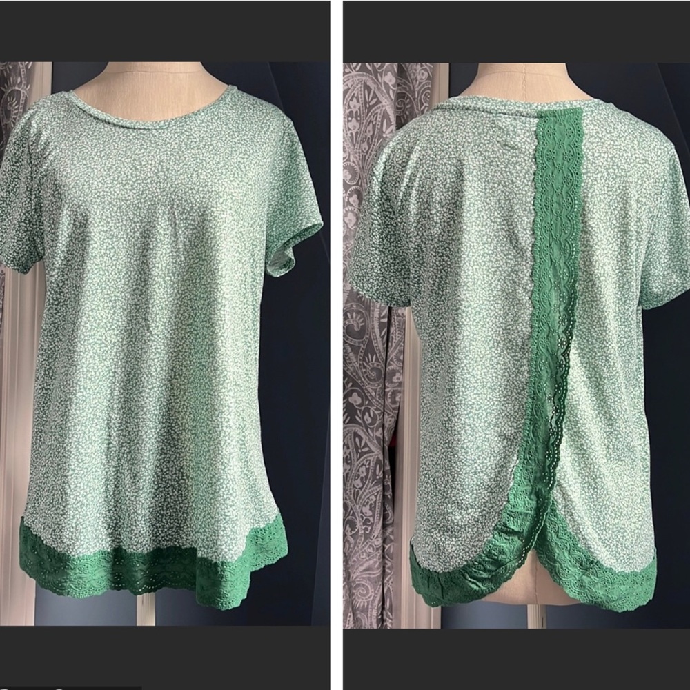 NWT LC Lauren Conrad Green and White Floral Top with Lace Trim Detailing Size M